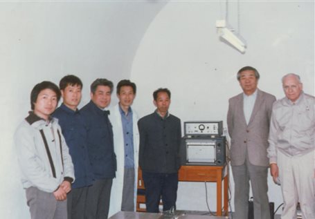 1985郭教授与Ostreim在白家疃山洞