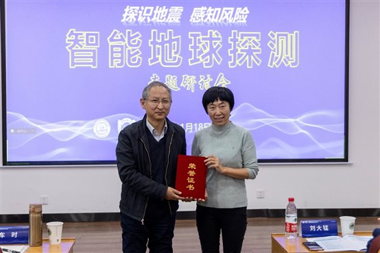 男人和女人站在电视前 中度可信度描述已自动生成
